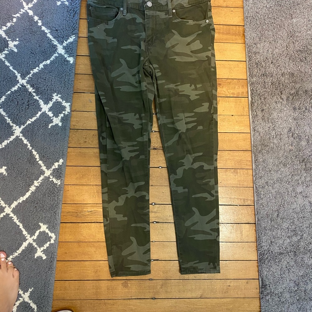 LEVI Camo Jeans size 29